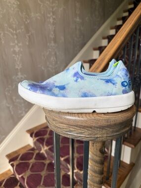 OOFOS ladies preowned multicolor recovery slip on shoe size 9 good condition